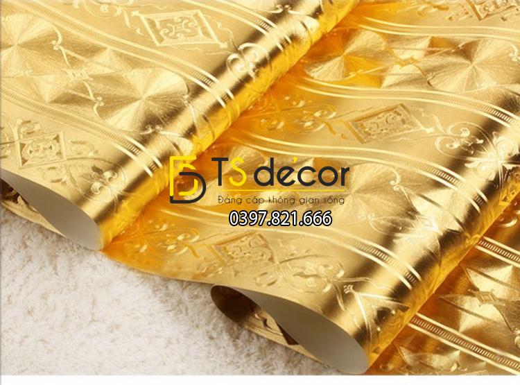 Bề mặt Giấy dán tường kẻ sọc kiểu hoàng gia màu vàng.
