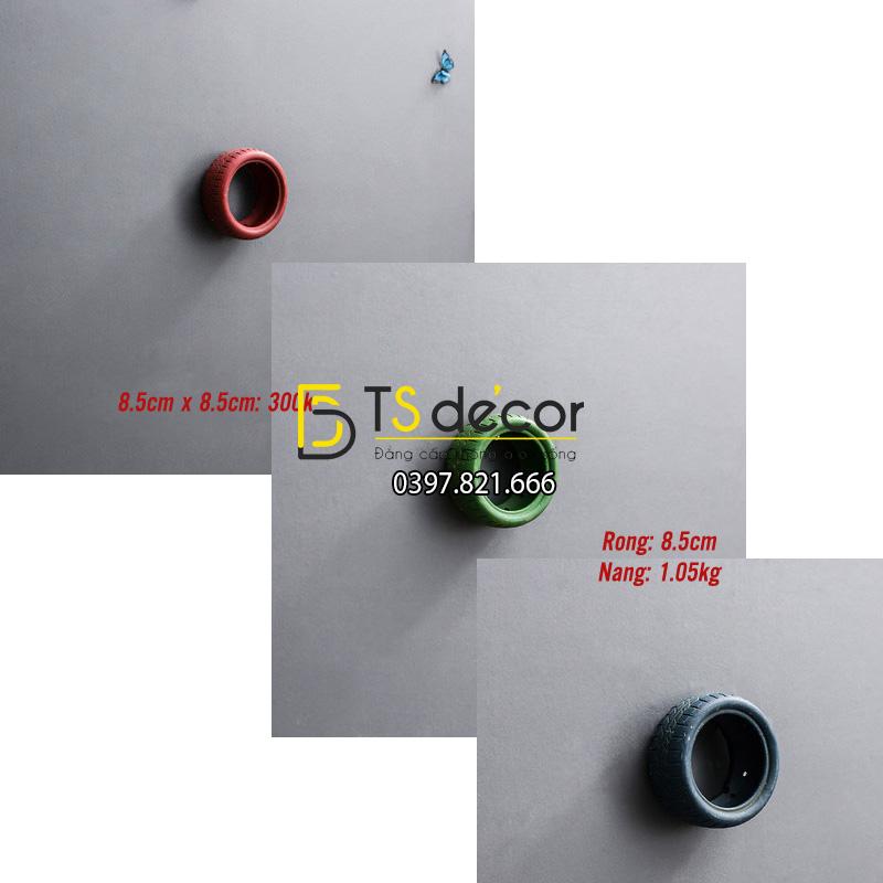 Trang Chủ » Sản phẩm » Đồ Trang Trí Nội Thất » Lốp Xe Trang Trí Quán Cafe Trà Sữa Bằng Xi Măng LXM01 Lop-trang-tri-quan-cafe-bang-xi-mang-LXM01
Lop-trang-tri-quan-cafe-bang-xi-mang-LXM01
Lốp xe trang trí phòng khách bằng xi măng LXM01 cùng đèn led
Lốp xe trang trí lối vào cửa hàng
Lốp Xe Trang Trí Quán Cafe Trà Sữa Bằng Xi Măng LXM01
Anh chị đang trong giai đoạn chuẩn bị mở cửa hàng, quán cafe trà sữa… Muốn có những đồ trang trí độc đáo. Đã có Lốp xe trang trí quán cafe trà sữa bằng xi măng LXM01. Mã: LXM01
Danh mục: Đồ Trang Trí Nội Thất, Phụ Kiện Trang Trí Quán Cafe Từ khóa: Đồ trang trí quán cafe, Đồ trang trí quán trà sữa, Lốp xe trang trí quán cafe, Lốp xe trang trí quán cafe trà sữa
MÔ TẢTHÔNG TIN BỔ SUNG
MÔ TẢ
Nội Dung Chính 1 Lốp Xe Trang Trí Quán Cafe Trà Sữa Bằng Xi Măng LXM01
1.1 Hình ảnh thực tế sản phẩm
1.2 Giá các mẫu kèm theo kích cỡ
1.3 Giá bao gồm cả dây, hoa:
1.4 LIÊN HỆ ĐẶT HÀNG
Anh chị đang trong giai đoạn chuẩn bị mở cửa hàng, quán cafe trà sữa… Muốn có những đồ trang trí độc đáo. Đã có Lốp xe trang trí quán cafe trà sữa bằng xi măng LXM01. LỐP XE TRANG TRÍ QUÁN CAFE TRÀ SỮA BẰNG XI MĂNG LXM01
Loại trang trí tường: Treo
Hàng số: 9605A-BK
Phân loại màu: Đỏ, vàng, đen, xanh dương, xanh lá cây
Phong cách: Vintage hoài cổ
Vật liệu: Xi măng + Hoa nhựa + dây dù
HÌNH ẢNH THỰC TẾ SẢN PHẨM
Lốp xe trang trí phòng khách bằng xi măng LXM01 cùng đèn led
Lốp xe trang trí phòng khách bằng xi măng LXM01 cùng đèn led Lốp xe trang trí phòng khách bằng xi măng LXM01
Lốp xe trang trí phòng khách bằng xi măng LXM01 Lốp xe trang trí lối vào cửa hàng
Lốp xe trang trí lối vào cửa hàng GIÁ CÁC MẪU KÈM THEO KÍCH CỠ
Có 3 khổ theo đường kính lốp xe: Loại đường kính 16cm x 16cm (to)
Loại đường kính 12cm x 12cm(vừa)
Loại đường kính 8.5cm x 8.5cm(nhỏ)
Lop-trang-tri-quan-cafe-bang-xi-mang-LXM01-size-16cm-khong-hoa
Lop-trang-tri-quan-cafe-bang-xi-mang-LXM01-size-16cm-khong-hoa Lop-trang-tri-quan-cafe-bang-xi-mang-LXM01-size-12cm-khong-hoa
Lop-trang-tri-quan-cafe-bang-xi-mang-LXM01-size-12cm-khong-hoa Lop-trang-tri-quan-cafe-bang-xi-mang-LXM01-size-8.5cm-khong-hoa
Lop-trang-tri-quan-cafe-bang-xi-mang-LXM01-size-8.5cm-khong-hoa