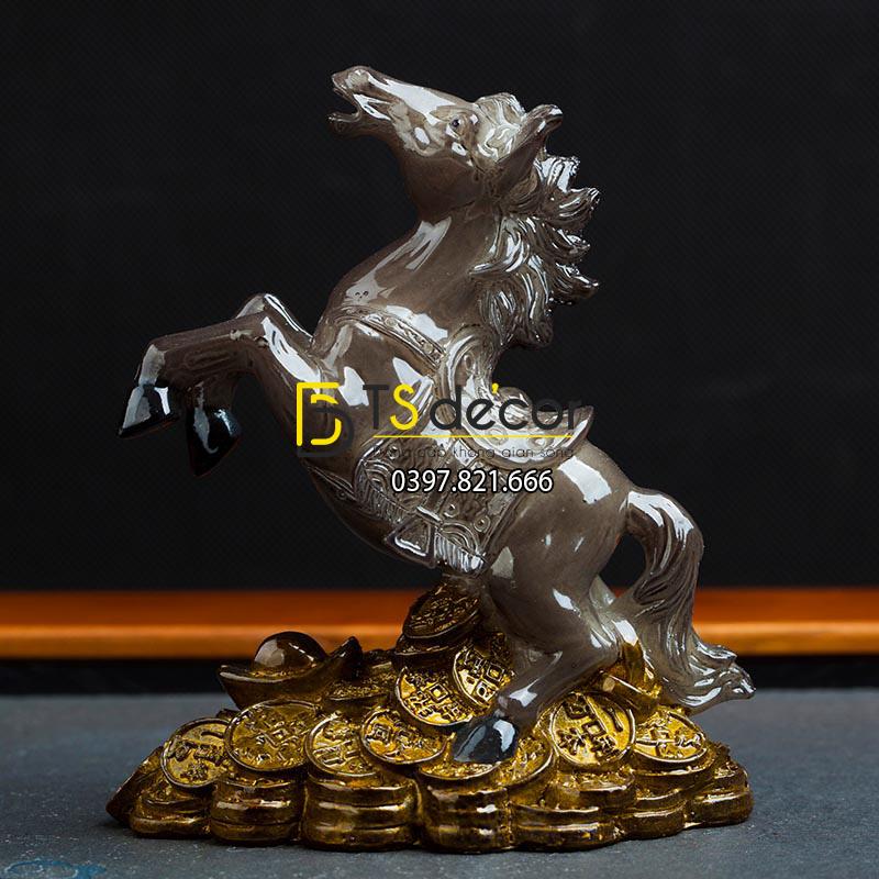Tượng ngựa mã đáo phát tài đổi màu độc đáo DTT07-khi chưa đổ nước