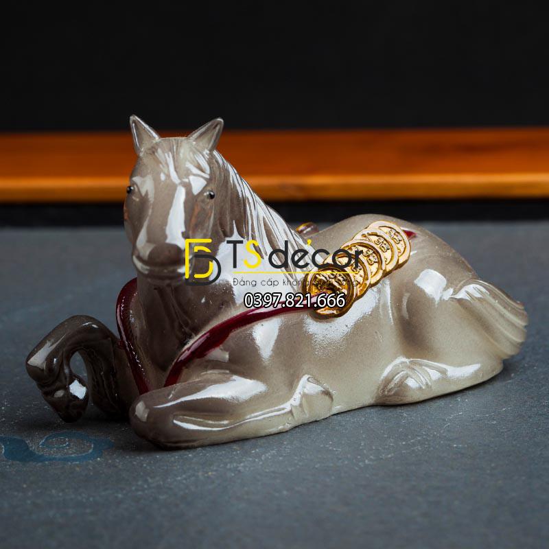 Tượng ngựa nằm phát tài đổi màu độc đáo DTT07 trước khi đổ nước