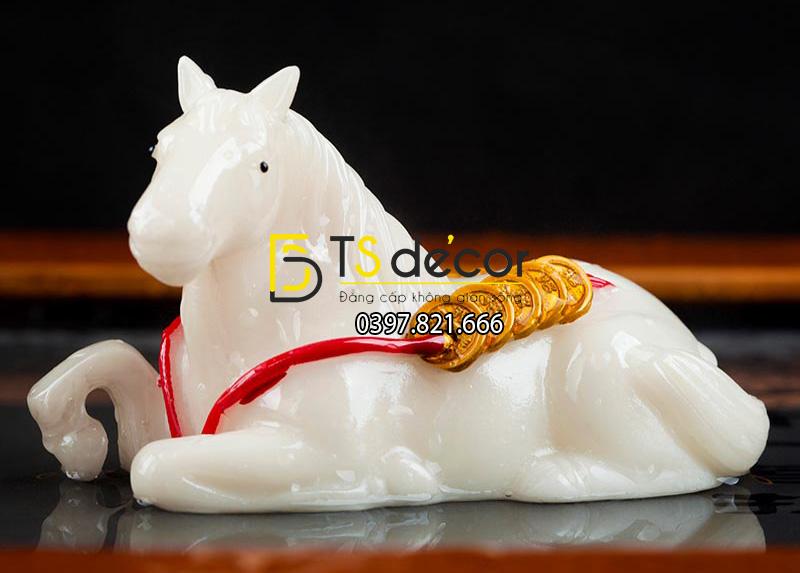 Tượng ngựa nằm phát tài đổi màu độc đáo DTT07 sau khi đổ nước