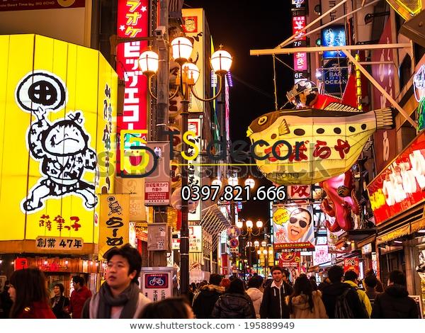 Tranh dán tường phố đêm Nhật Bản