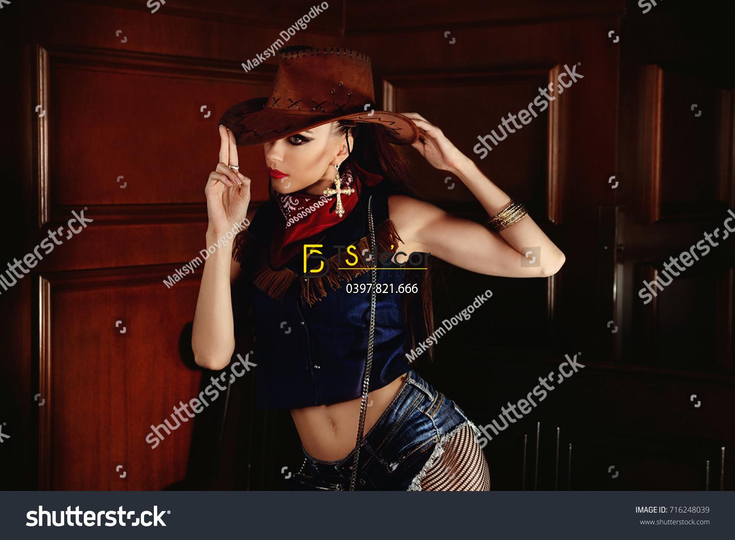 Tranh 3D Cô Gái Cao Bồi Mỹ